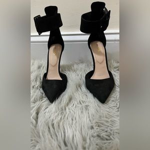 Chic Belt buckle pointy toe heels.